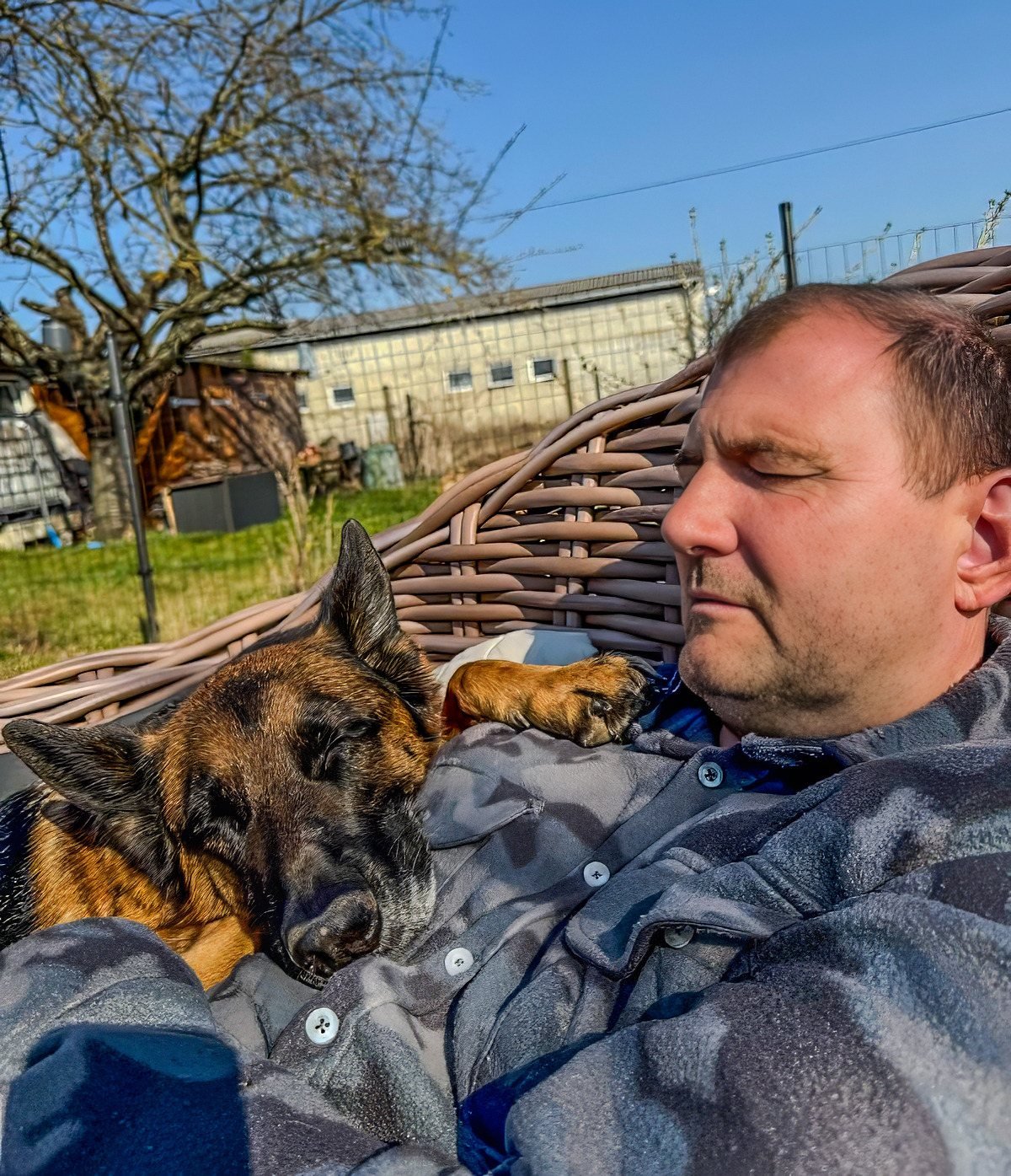 Tom Winkler mit seinem Schäferhund Elvis